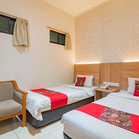 Cihampelas Hotel 2 Mitra Reddoorz バンドゥン エクステリア 写真