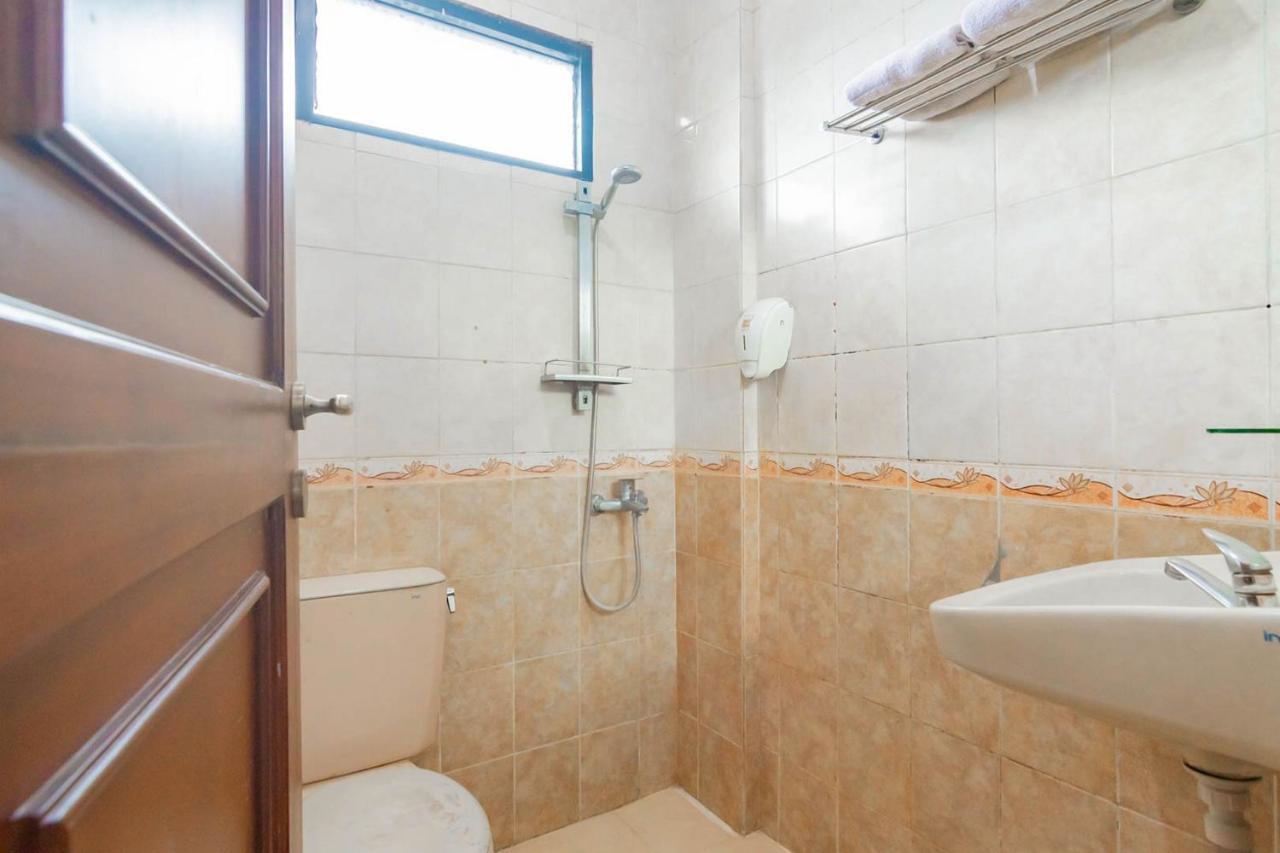 Cihampelas Hotel 2 Mitra Reddoorz バンドゥン エクステリア 写真