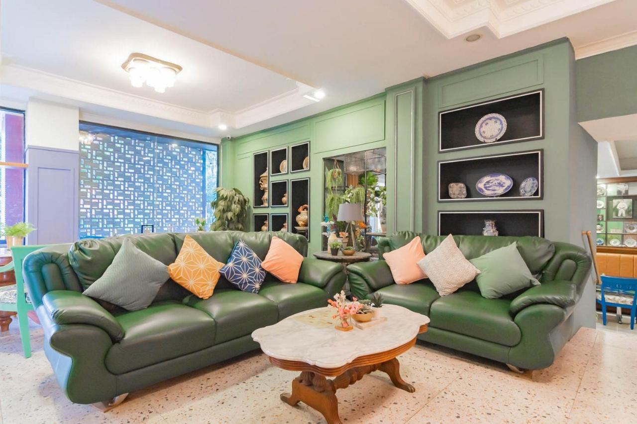 Cihampelas Hotel 2 Mitra Reddoorz バンドゥン エクステリア 写真