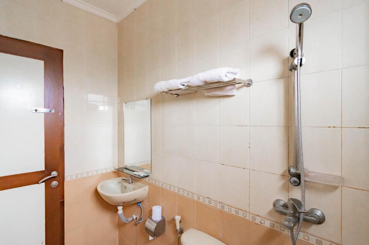 Cihampelas Hotel 2 Mitra Reddoorz バンドゥン エクステリア 写真