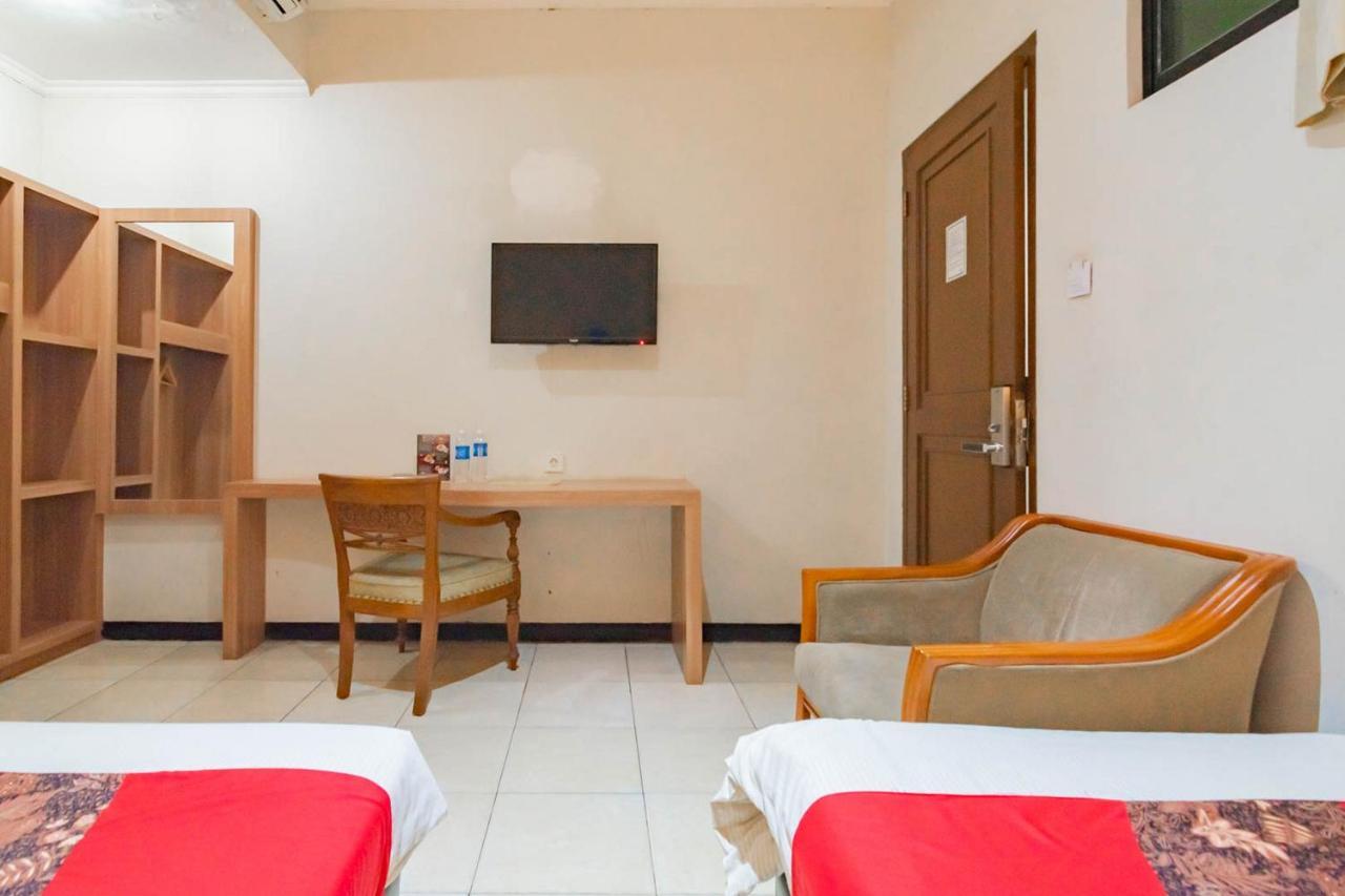 Cihampelas Hotel 2 Mitra Reddoorz バンドゥン エクステリア 写真
