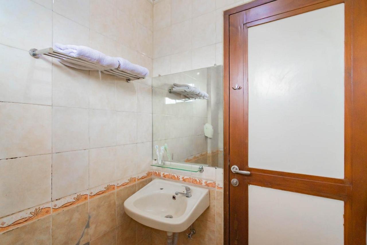 Cihampelas Hotel 2 Mitra Reddoorz バンドゥン エクステリア 写真