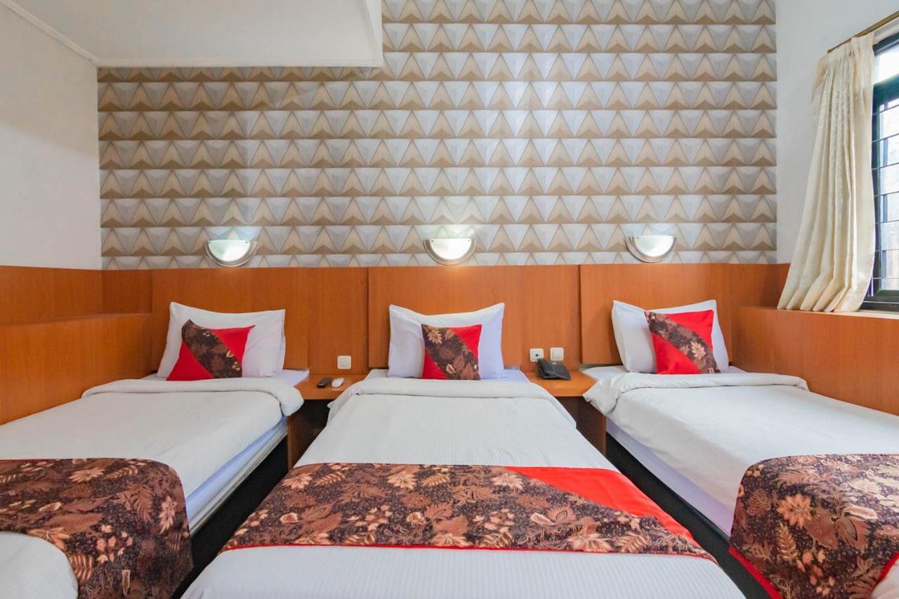 Cihampelas Hotel 2 Mitra Reddoorz バンドゥン エクステリア 写真