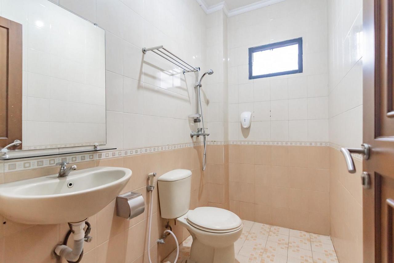 Cihampelas Hotel 2 Mitra Reddoorz バンドゥン エクステリア 写真