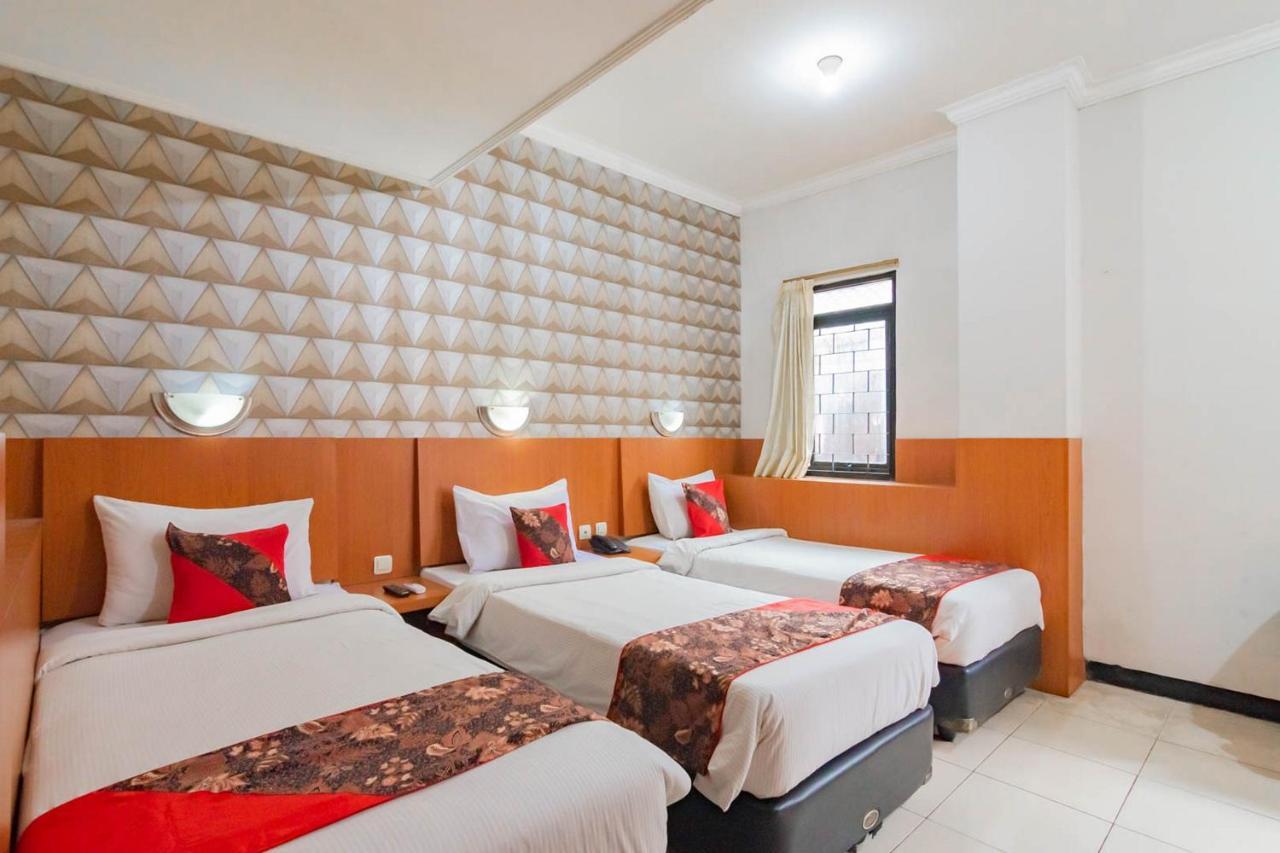 Cihampelas Hotel 2 Mitra Reddoorz バンドゥン エクステリア 写真