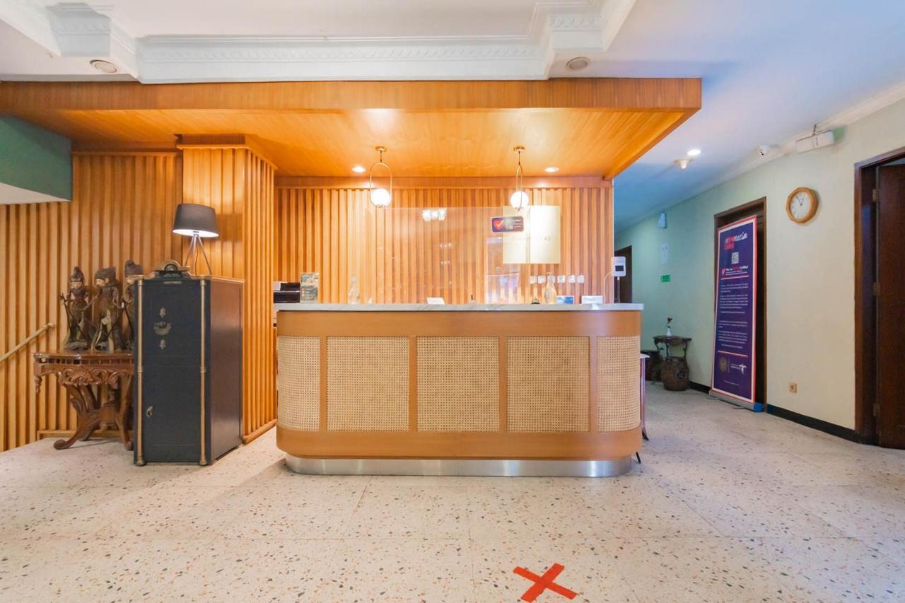 Cihampelas Hotel 2 Mitra Reddoorz バンドゥン エクステリア 写真