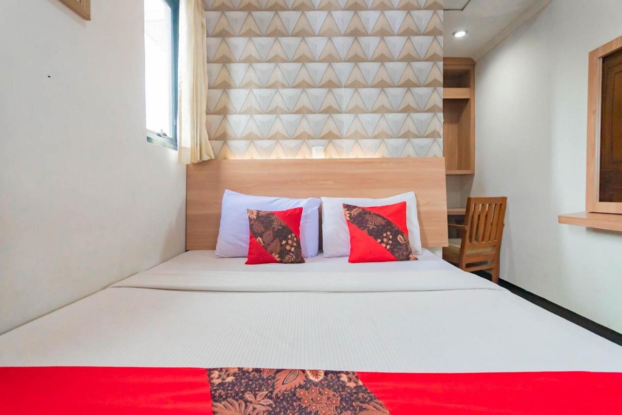 Cihampelas Hotel 2 Mitra Reddoorz バンドゥン エクステリア 写真