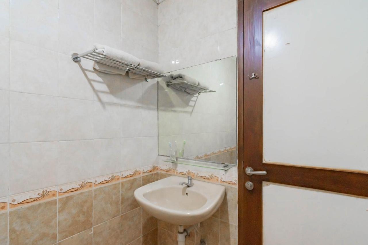 Cihampelas Hotel 2 Mitra Reddoorz バンドゥン エクステリア 写真