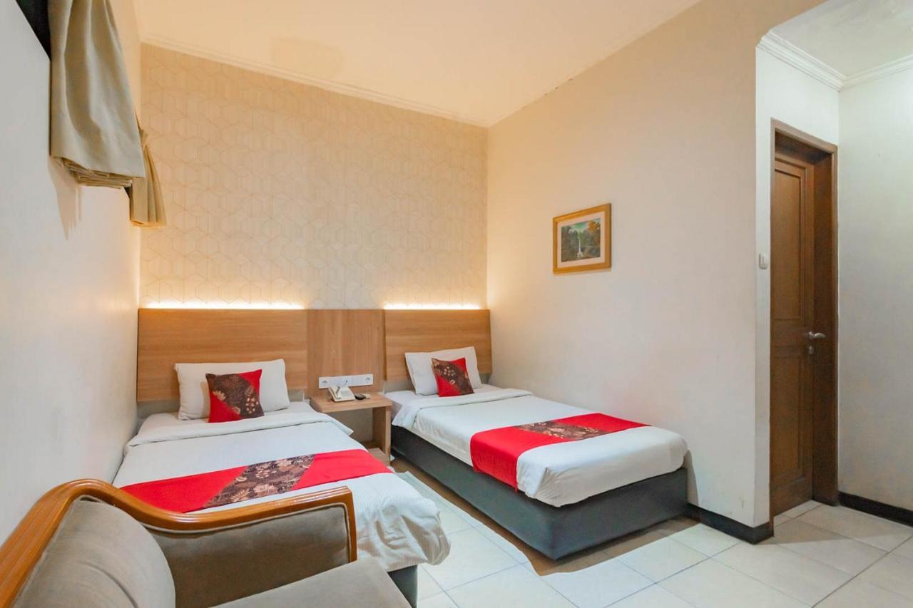 Cihampelas Hotel 2 Mitra Reddoorz バンドゥン エクステリア 写真