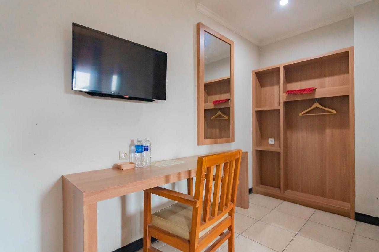 Cihampelas Hotel 2 Mitra Reddoorz バンドゥン エクステリア 写真