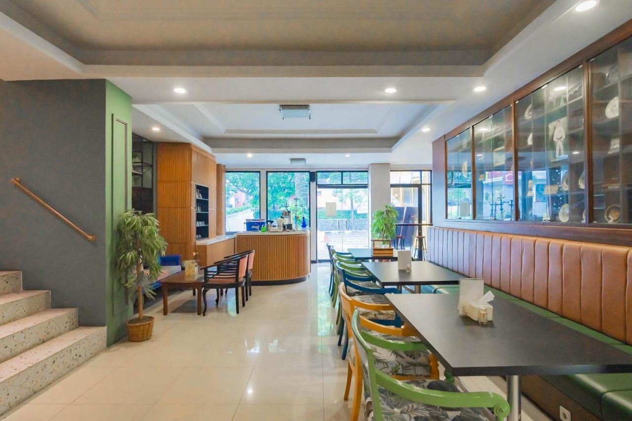 Cihampelas Hotel 2 Mitra Reddoorz バンドゥン エクステリア 写真